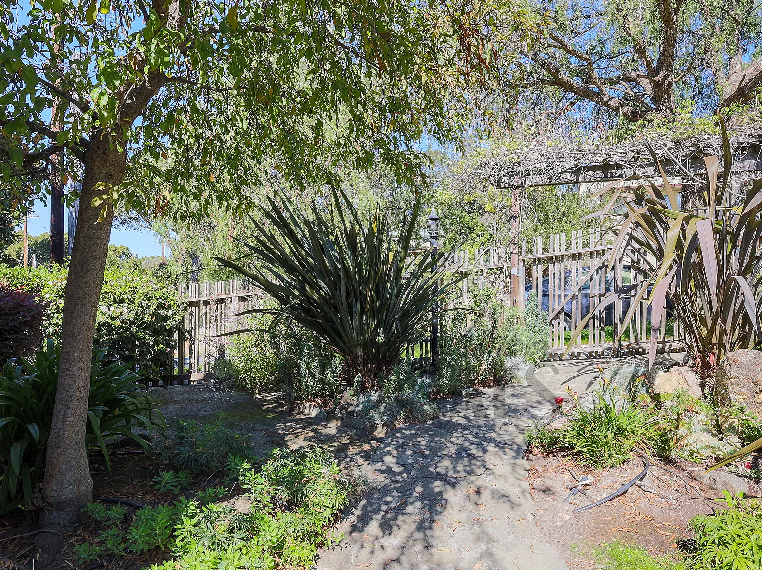 4 bed, 1900 sqft, $6,800 — Photo 2