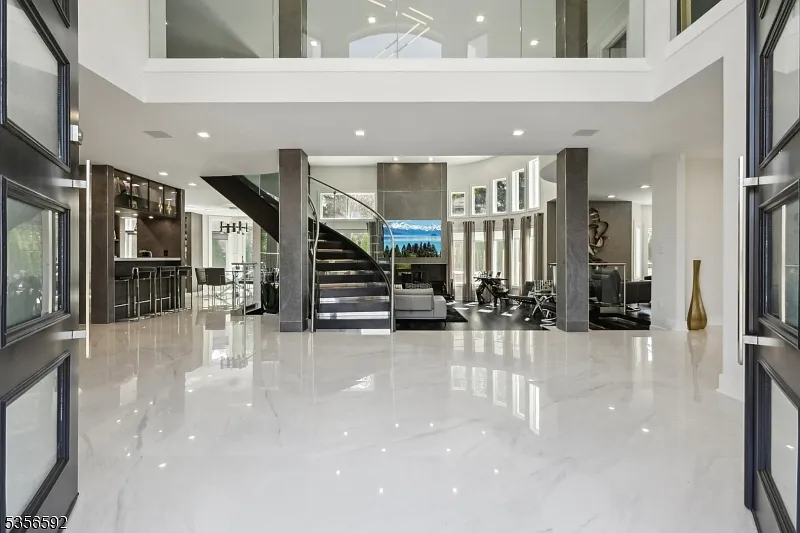 4 bed, 5.5 bath, $23,500 — Photo 2