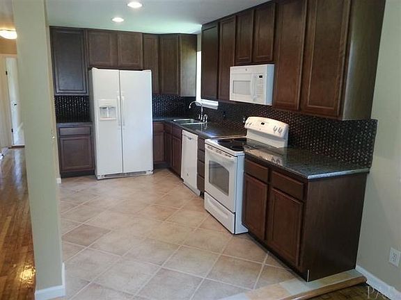 3rd image of 106 Monarch Ln