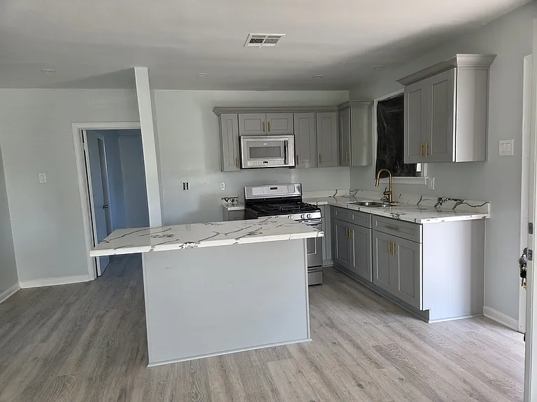 308 Grove St — Photo 8