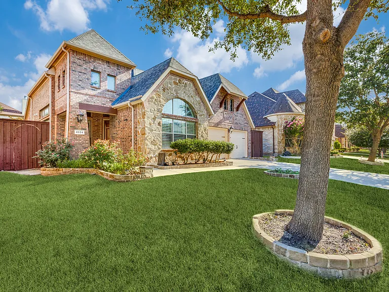 4654 Phillip Dr — Photo 3