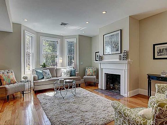 3rd image of 176 Medway St #7
