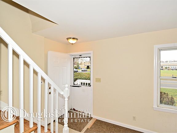 3rd image of 458 Hunter Ave