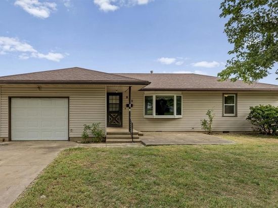 321 Kaw Ave, Garnett, KS 66032