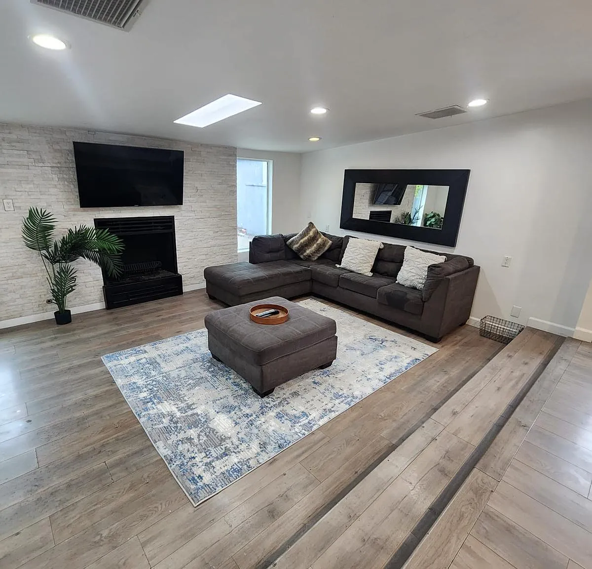 3 bed, 1600 sqft, $4,450 — Photo 3