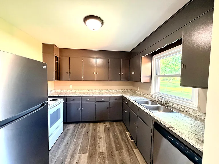 1711 Clarence Dr — Photo 5
