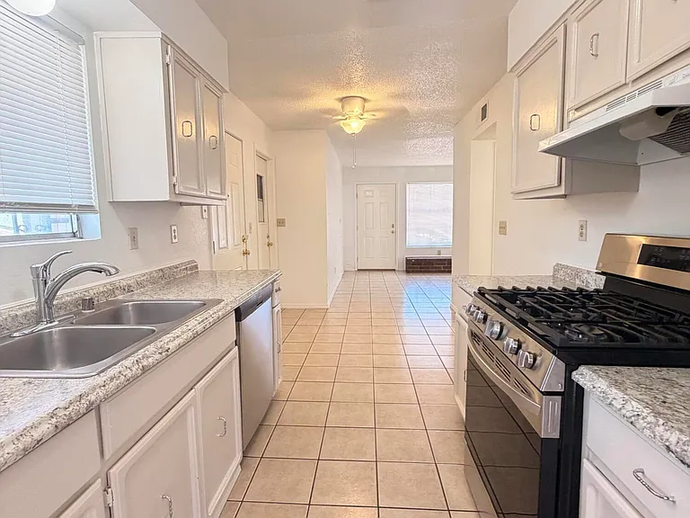 3911 Moonlight Ave — Photo 7