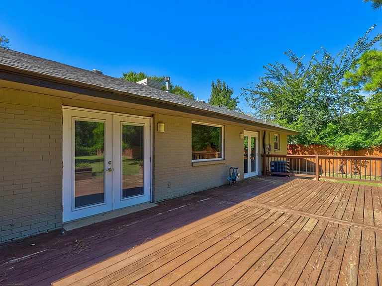 2820 Guilford Ln — Photo 30