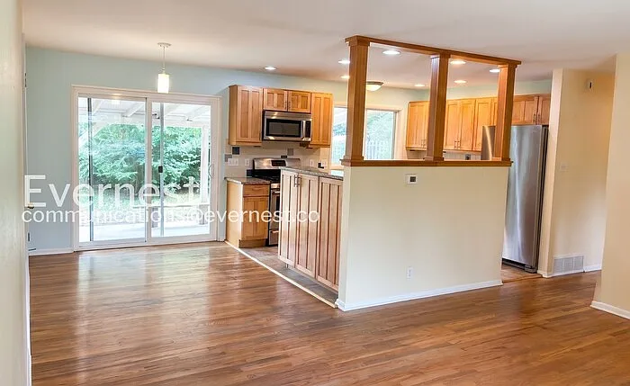 3 bed, 1.0 bath, 1260 sqft, $2,997 — Photo 4