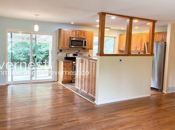 4th image of 380 Martin Dr