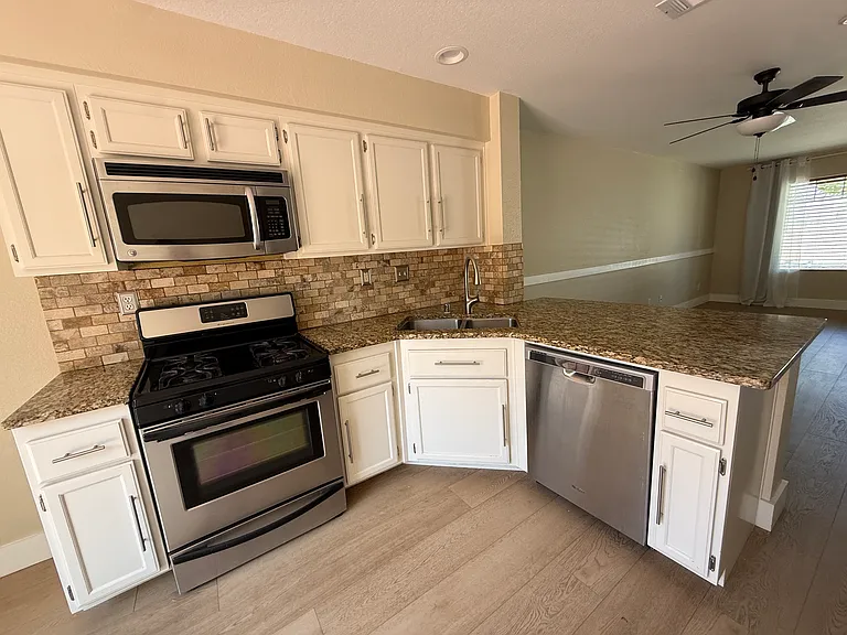 1010 E Chestnut St — Photo 15