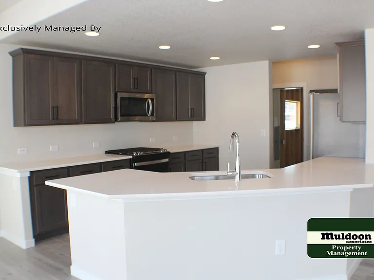 1070 Rambling Oak Dr — Photo 3