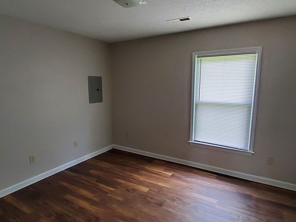 5th image of 3410 Calumet Pl #C