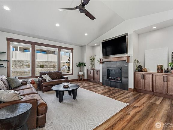 5th image of 2637 Patriot Way SE