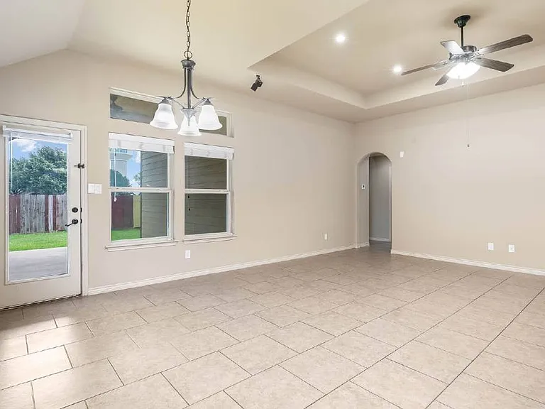 15606 Fox Ln — Photo 8