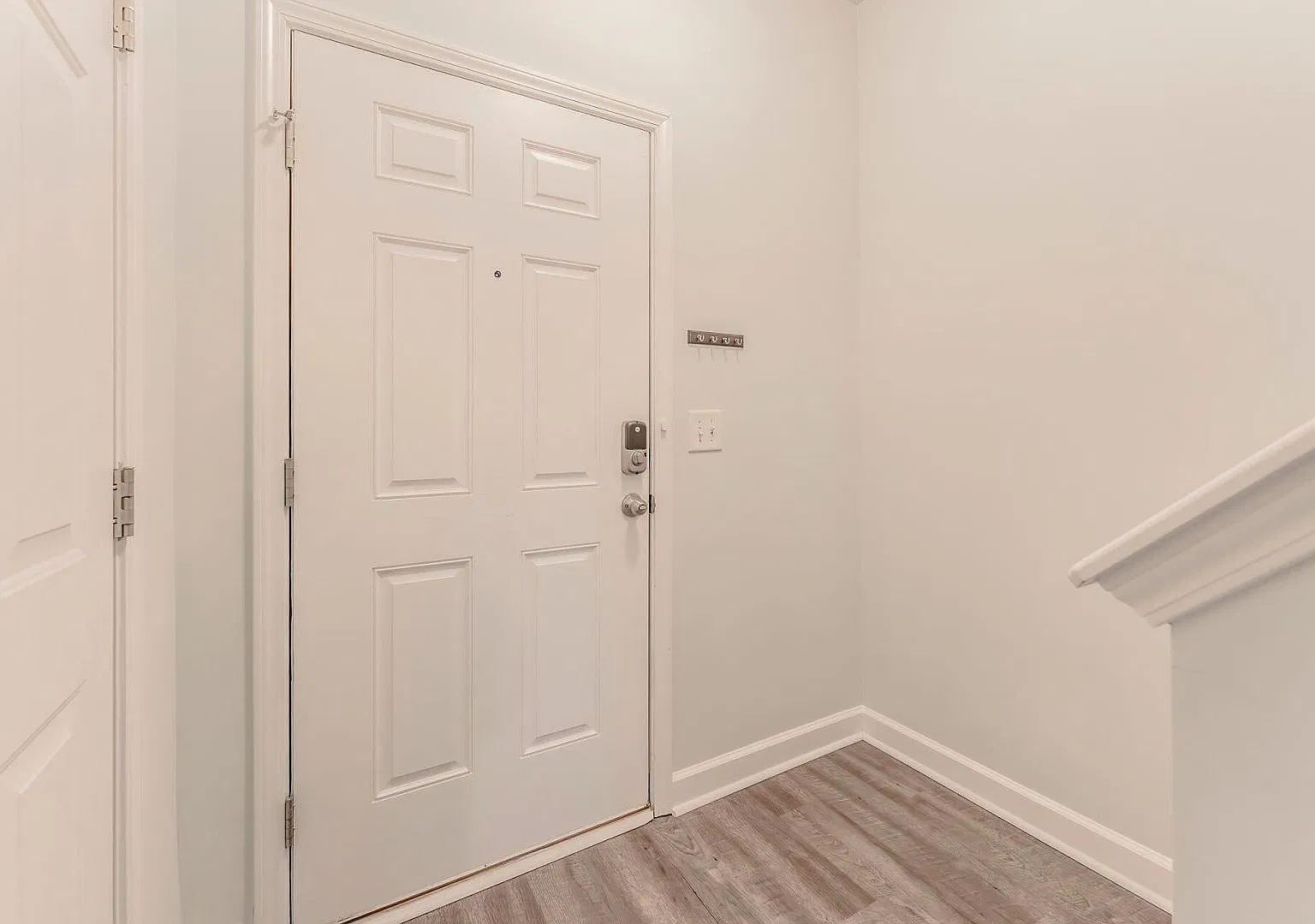 3 bed, 3.5 bath, 2068 sqft, $2,100 — Photo 2