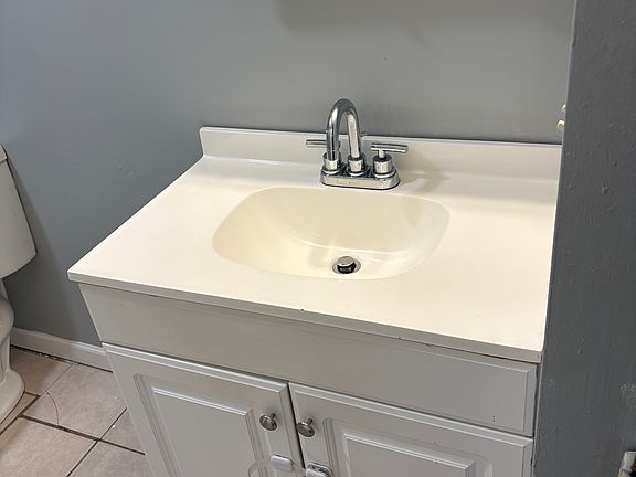 3rd image of 524 Elm St #2