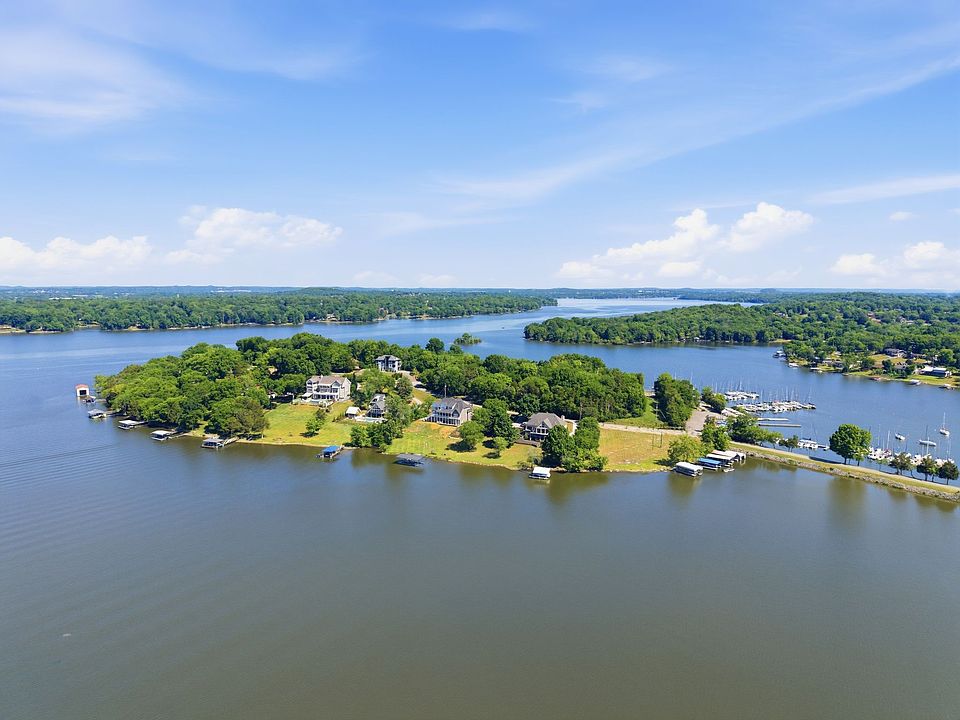 1st image of 305 Harbor Dr