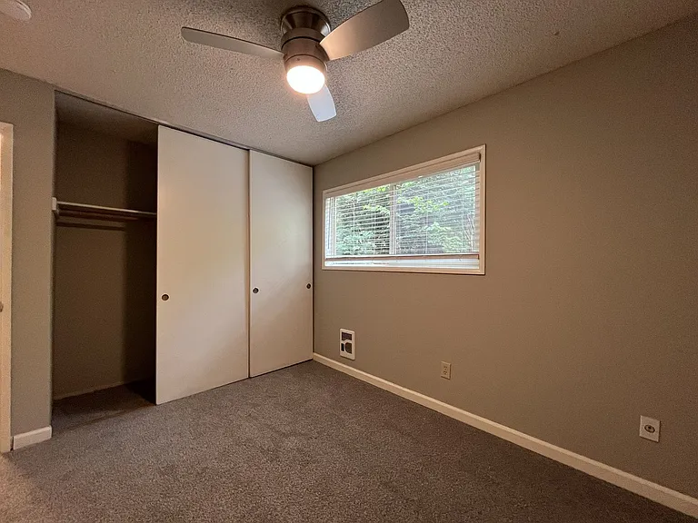 15827 NE Glisan St #3 — Photo 21