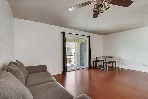525 Conway Rd — Photo 3