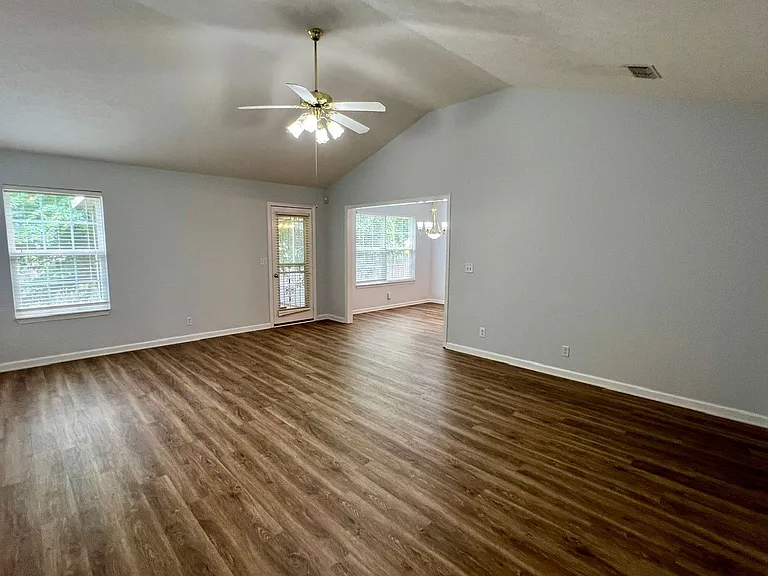 2720 Roscommon Dr — Photo 2