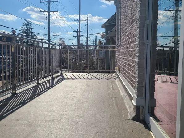 561 Avenue East image 23 of 36