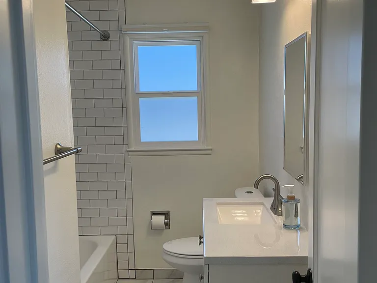 Main House Bathroom (Tub/Shower)