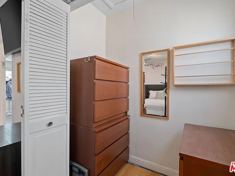 471 S Clark Dr — Photo 16