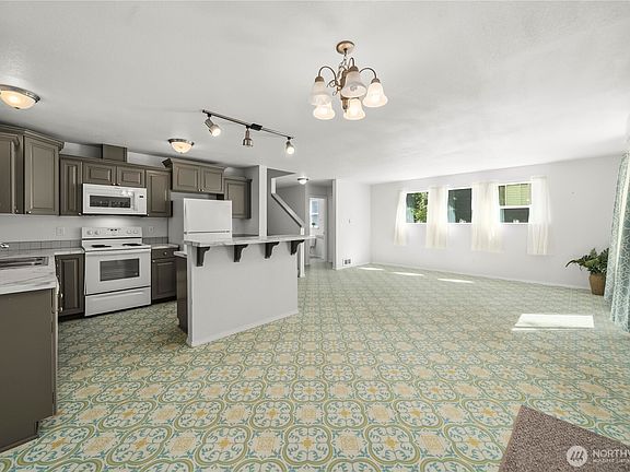 4th image of 520 E Lakeshore Drive W