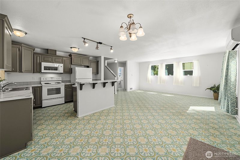 4th image of 520 E Lakeshore Drive W
