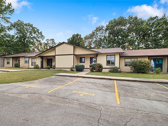 3rd image of 8 Eleanor Ln