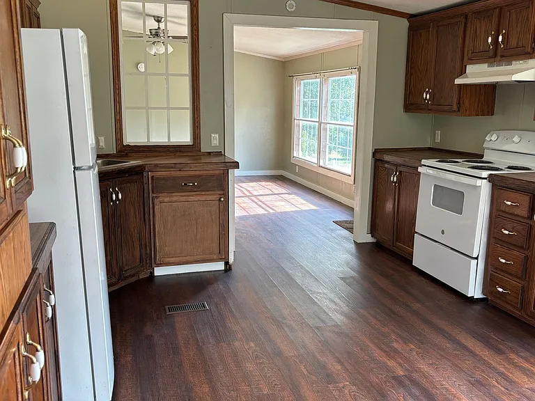 90 Morgan Ln — Photo 2
