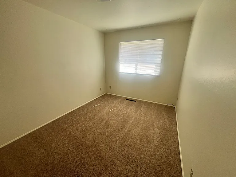 1702 Holmes Dr — Photo 7