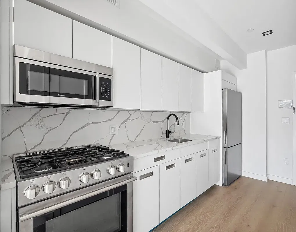 618 Avenue H — Photo 3