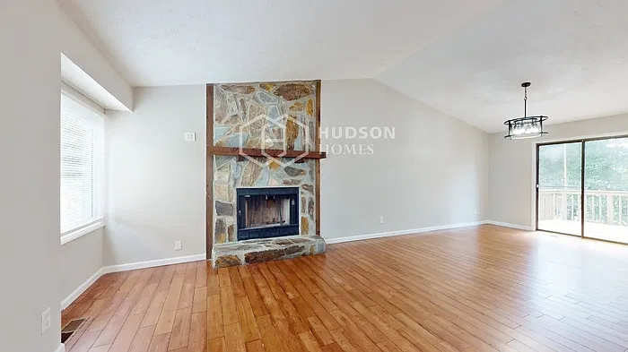 4 bed, 3.0 bath, 1886 sqft, $2,520 — Photo 3