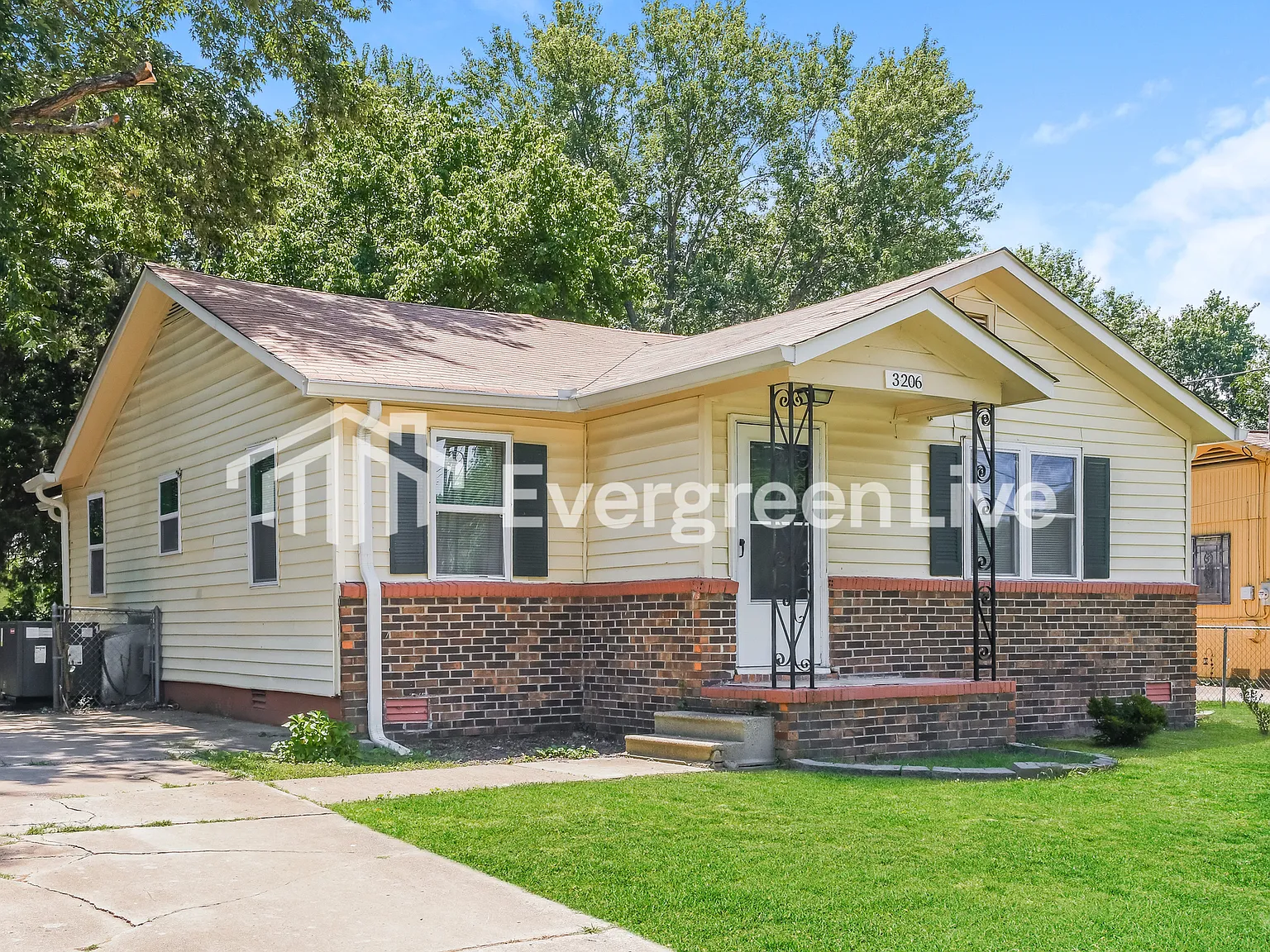 3 bed, 2.0 bath, 1362 sqft, $1,145 — Photo 2