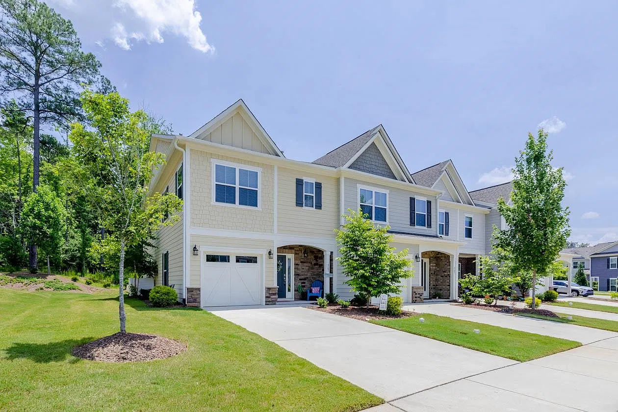 3 bed, 2.5 bath, 1832 sqft, $2,200 — Photo 1