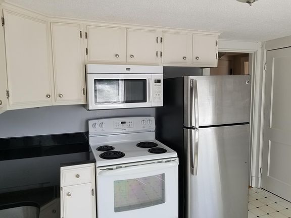 Updated Kitchen w/granite countertops
