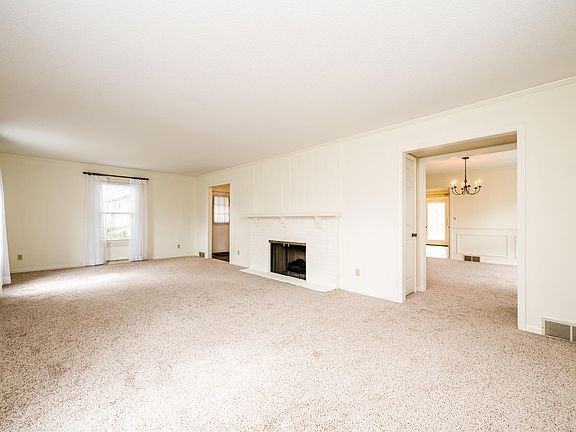 4th image of 705 N Greenbrook Cir