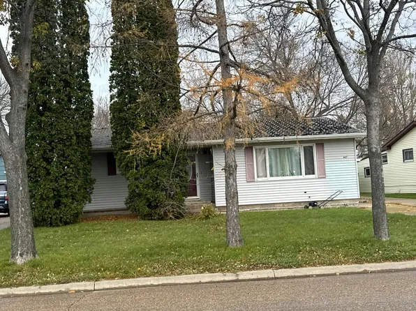 407 14th St NE, Devils Lake, ND 58301