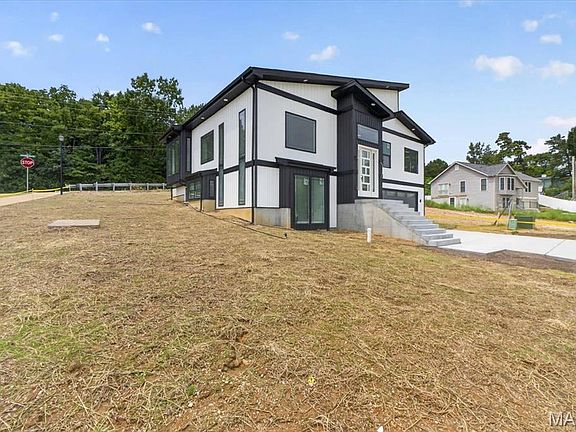 3rd image of 986 Hydeaway Ct