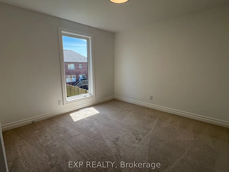 7532 Splendour Dr #UPPER — Photo 17