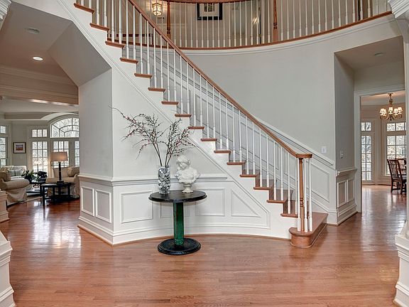 Large, sun-drenched entry