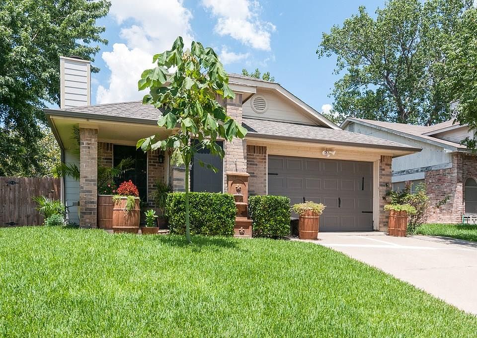 1st image of 4833 Woodstock Dr