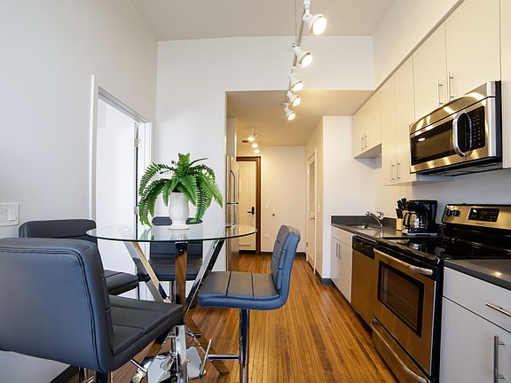 4th image of 37 W Van Buren St Unit 1104