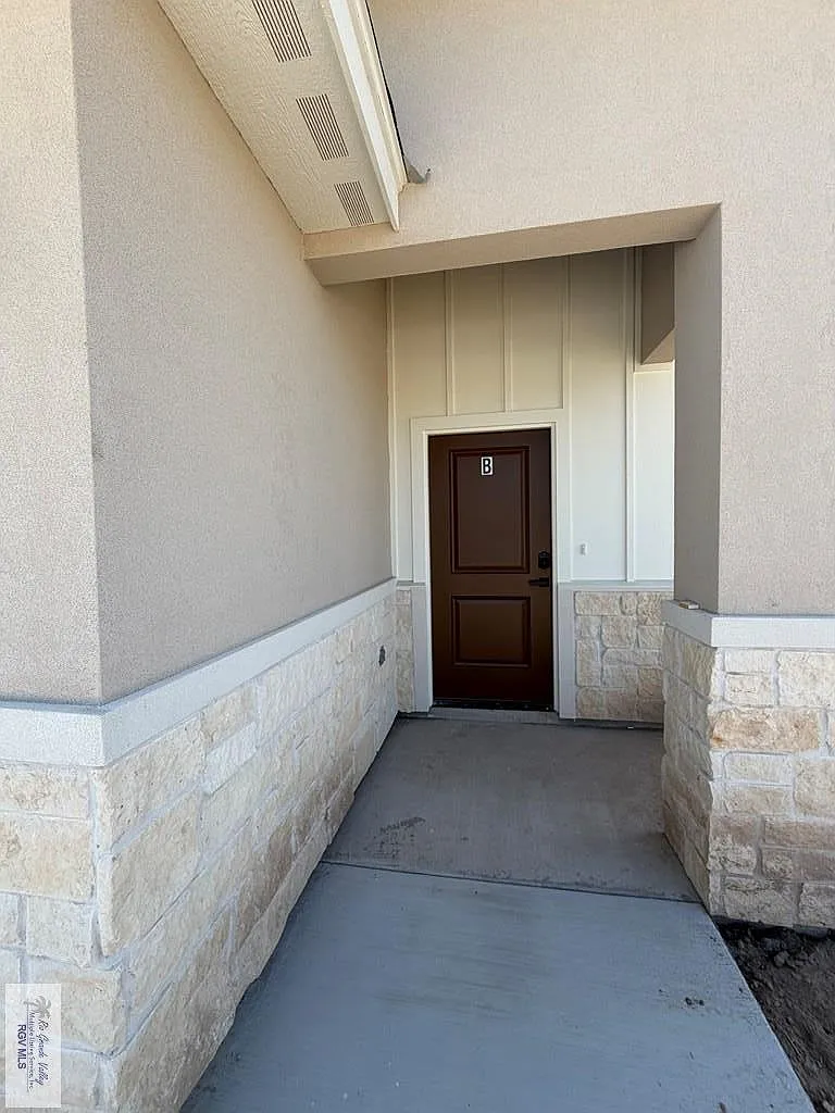 2 bed, 2.0 bath, 2690 sqft, $1,600 — Photo 3