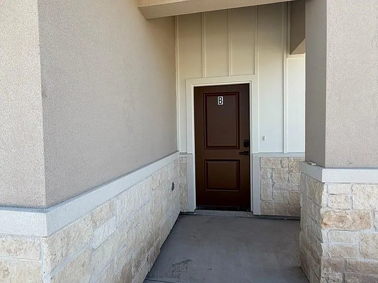 1014 Escondido Ln — Photo 3