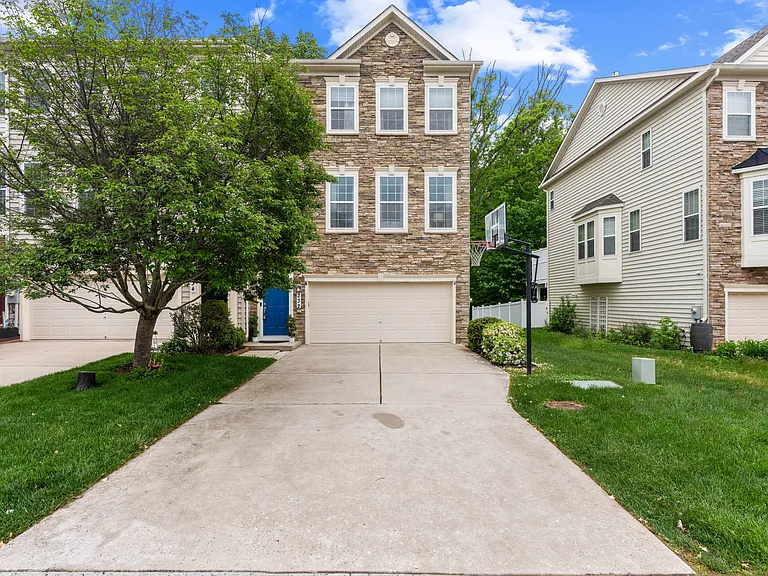 232 Mohegan Dr — Photo 2
