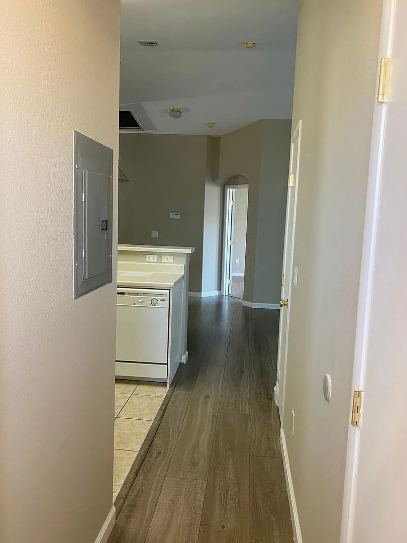 Remarkable totally renovated 2bed 2bath townhome is SW Las Vegas — Photo 4