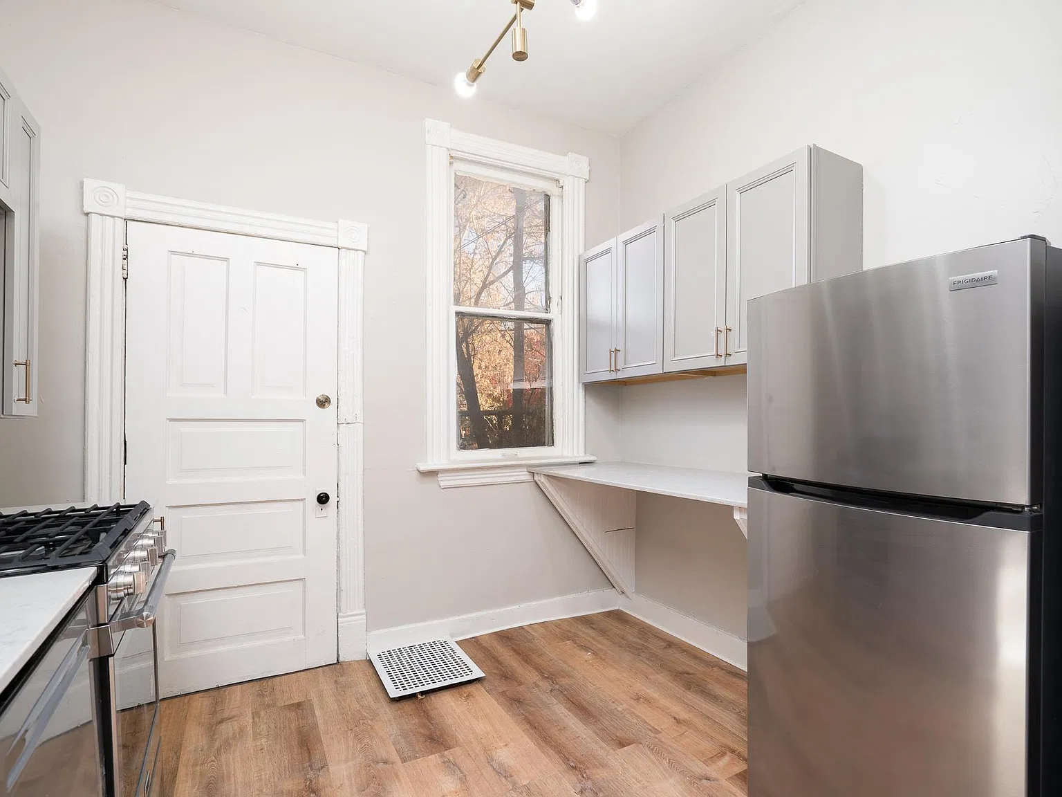 2 bed, 1100 sqft, $1,925 — Photo 4